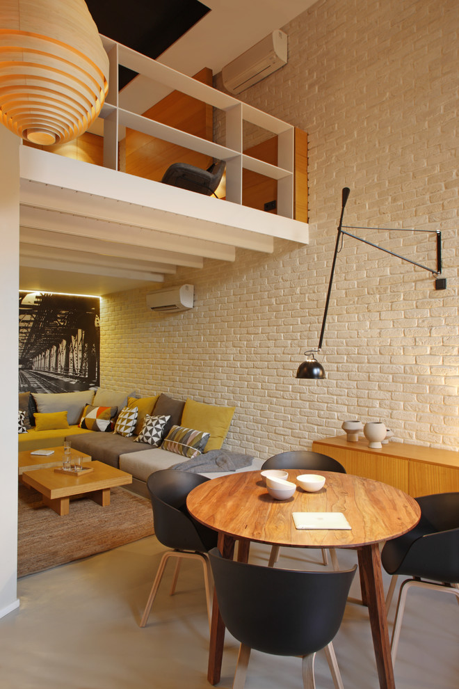 Свежая идея для дизайна: гостиная-столовая среднего размера в стиле лофт с белыми стенами без камина - отличное фото интерьера