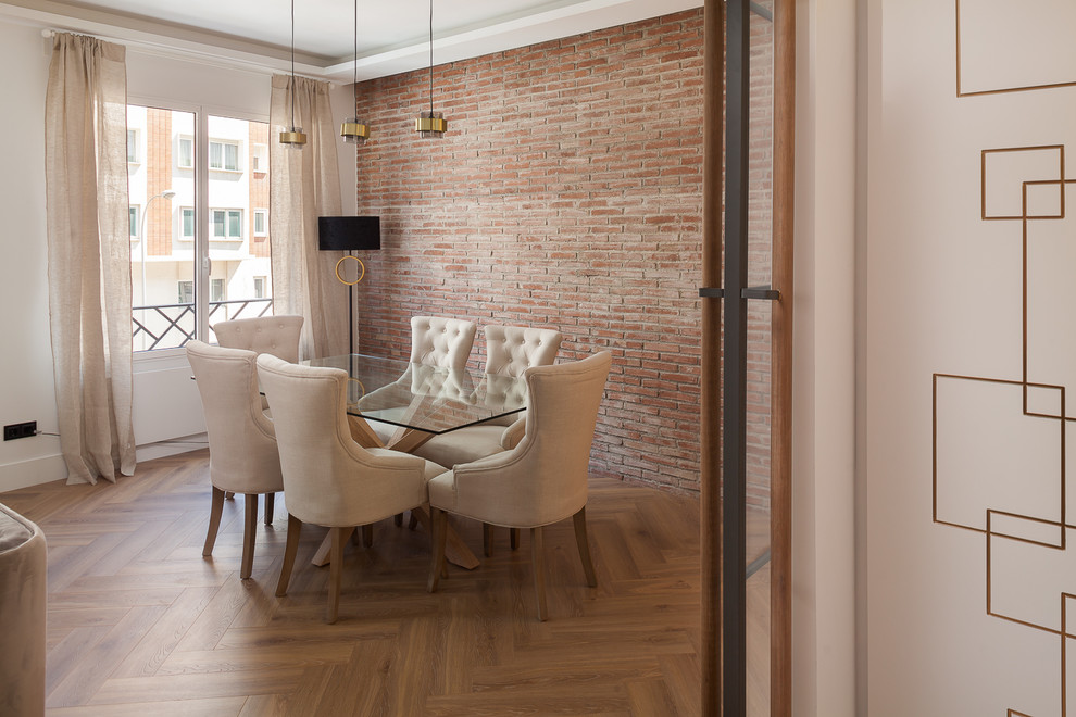 Diseño de comedor actual abierto con paredes blancas, suelo de madera en tonos medios y suelo beige