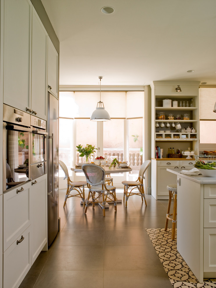 Foto de comedor de estilo de casa de campo de tamaño medio abierto sin chimenea con paredes blancas y suelo de baldosas de cerámica