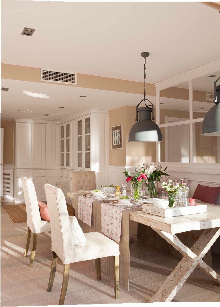 Foto di una sala da pranzo aperta verso il soggiorno minimal di medie dimensioni con pareti beige, parquet chiaro e pavimento beige