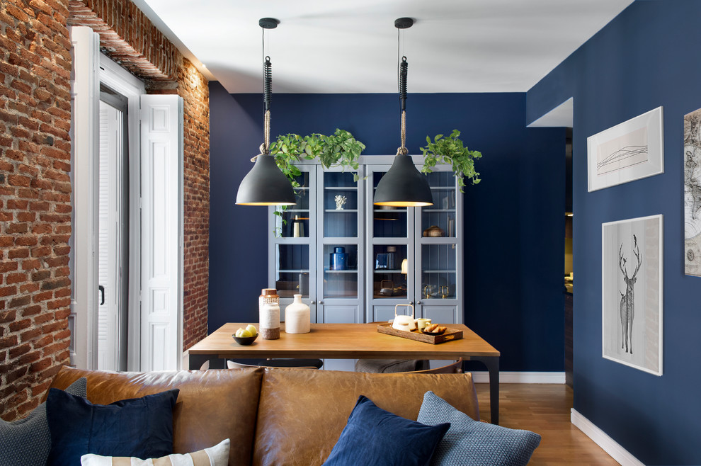 На фото: гостиная-столовая в стиле неоклассика (современная классика) с синими стенами и паркетным полом среднего тона без камина с