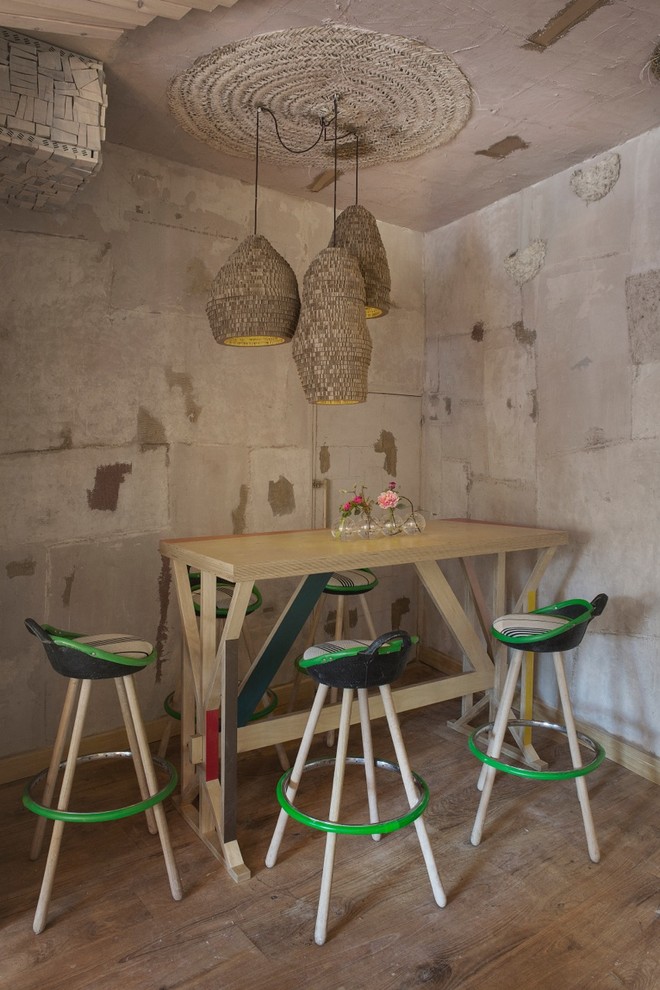 Ispirazione per una sala da pranzo bohémian con parquet chiaro e pareti beige