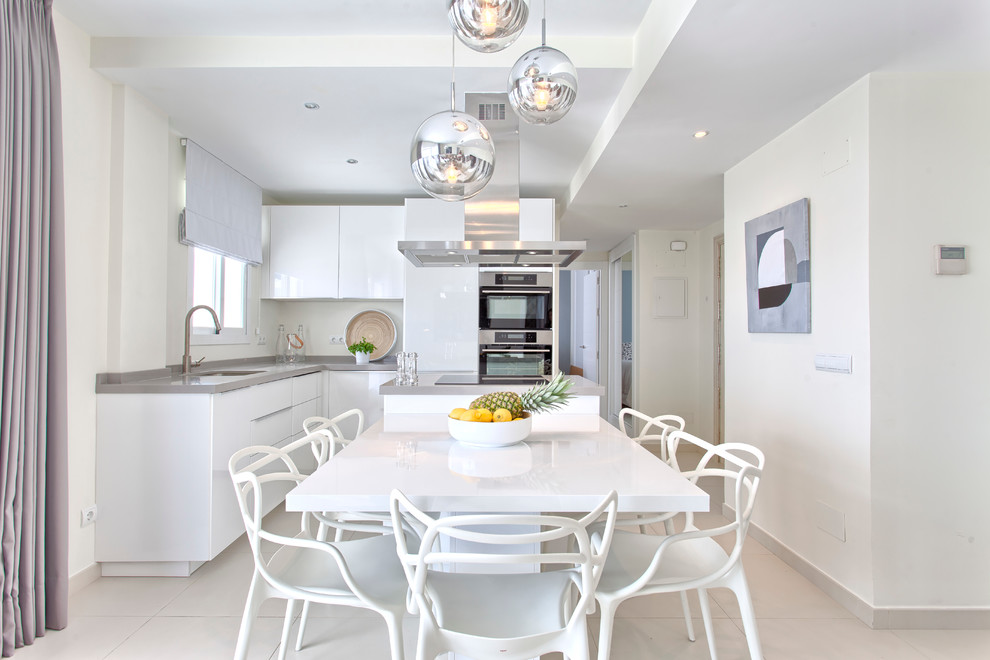 Стильный дизайн: кухня-столовая среднего размера в скандинавском стиле с полом из керамической плитки и белыми стенами без камина - последний тренд