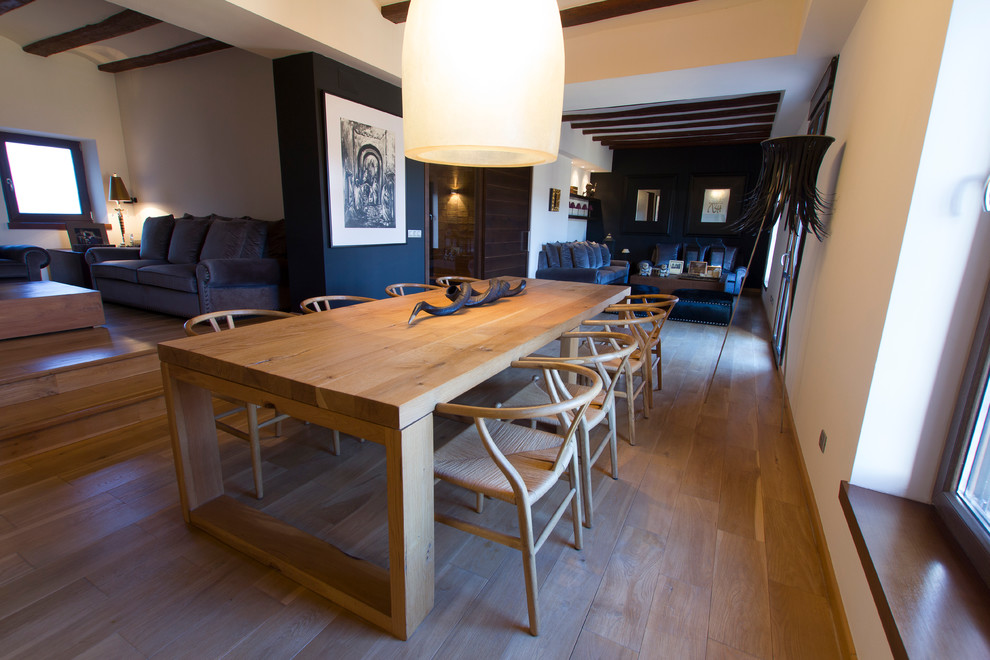 Foto di una sala da pranzo country di medie dimensioni con pareti beige e pavimento in legno massello medio