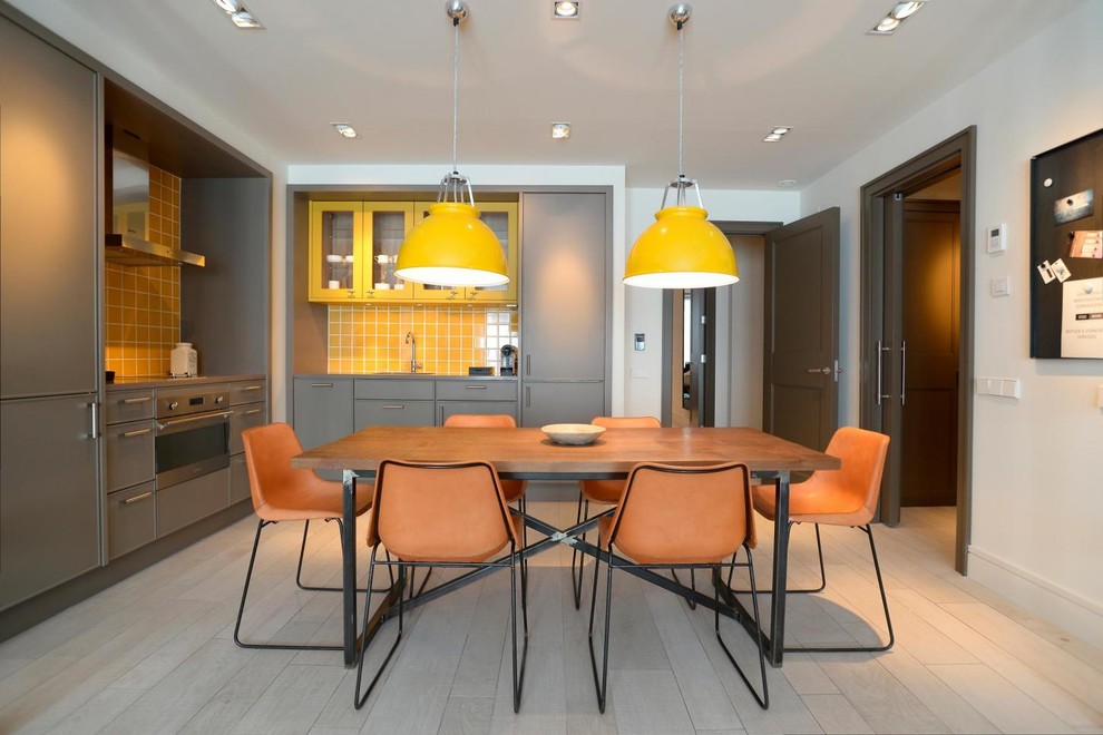 Esempio di una sala da pranzo aperta verso la cucina design di medie dimensioni con pareti bianche, pavimento in legno verniciato, nessun camino e pavimento beige