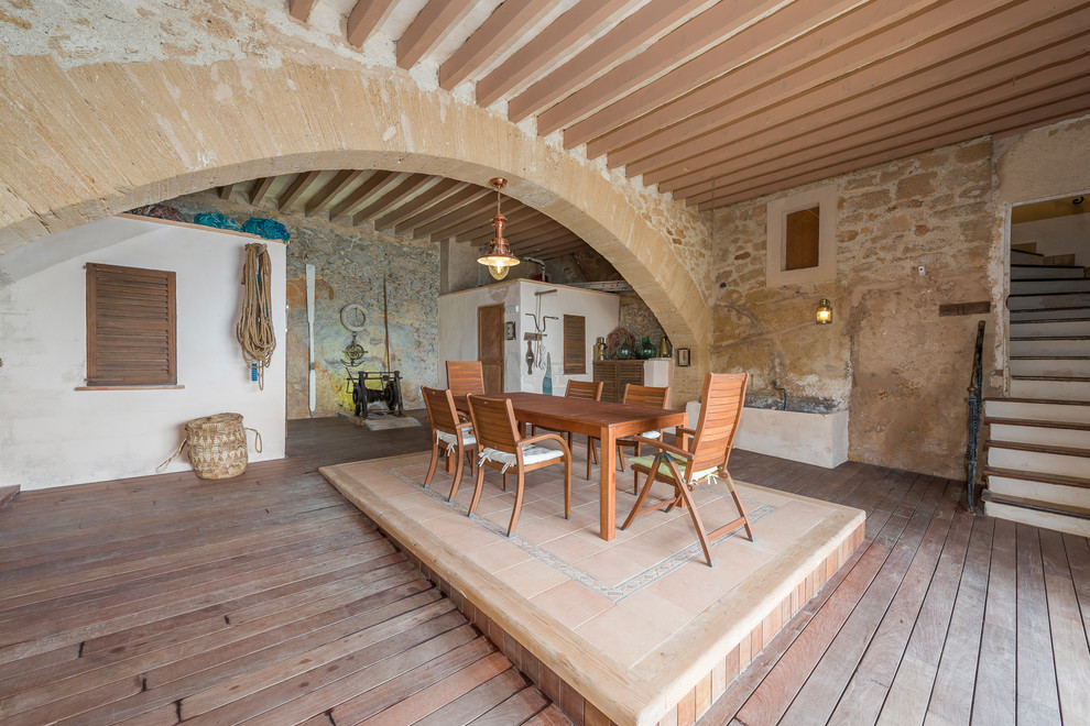 Geschlossenes, Großes Mediterranes Esszimmer ohne Kamin mit weißer Wandfarbe und braunem Holzboden in Palma de Mallorca