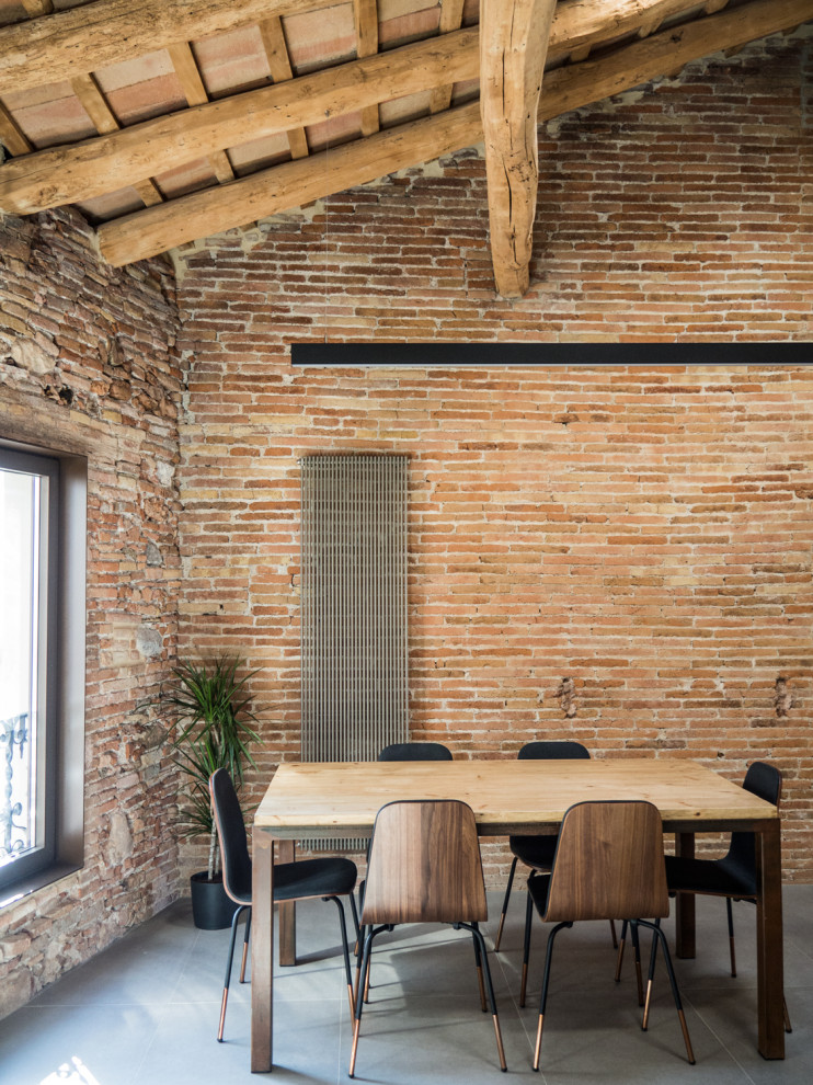 Immagine di una grande sala da pranzo industriale con pareti marroni, pavimento grigio, soffitto in legno e pareti in mattoni