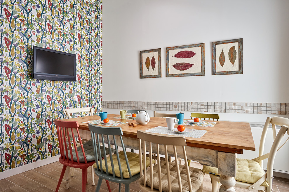 Idee per una sala da pranzo mediterranea di medie dimensioni con pareti multicolore, nessun camino e pavimento beige