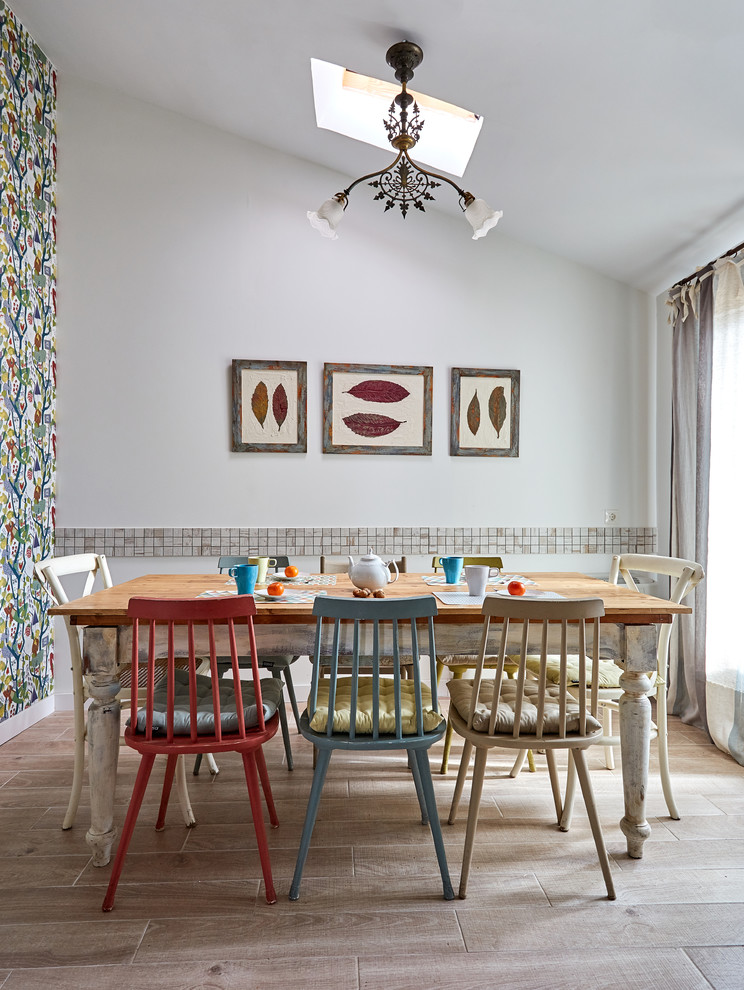 Immagine di una sala da pranzo mediterranea chiusa e di medie dimensioni con pareti multicolore, parquet chiaro e nessun camino