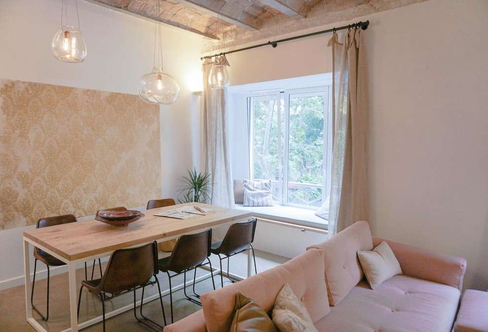 Immagine di una sala da pranzo aperta verso il soggiorno mediterranea di medie dimensioni con pareti bianche e pavimento con piastrelle in ceramica