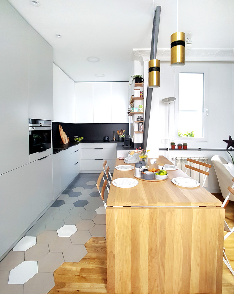 Idées déco pour une petite salle à manger ouverte sur le salon contemporaine avec un mur blanc et un sol en bois brun.