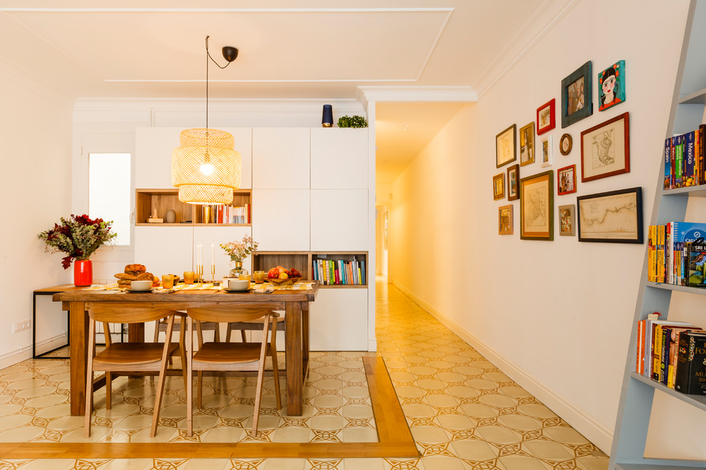 Cette image montre une salle à manger nordique avec un mur blanc et un sol beige.
