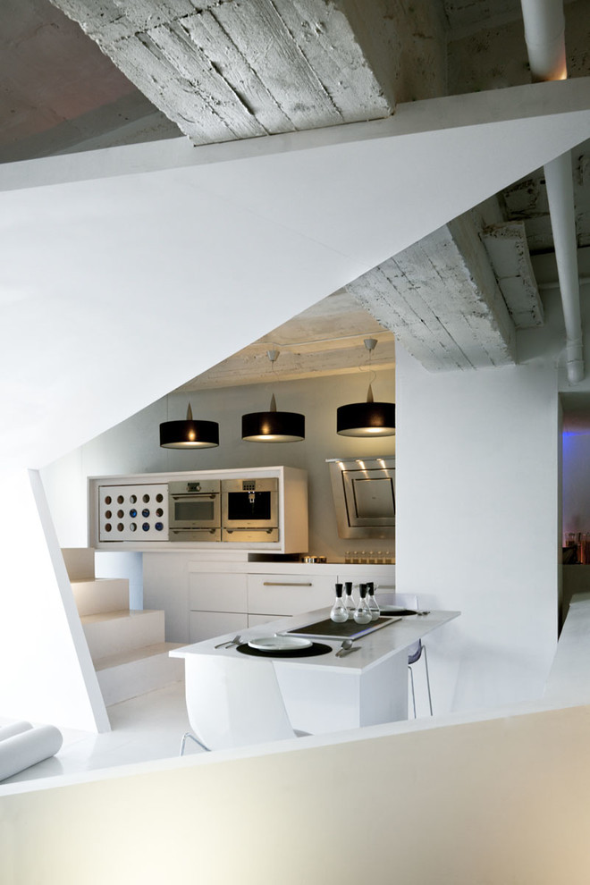 Пример оригинального дизайна: гостиная-столовая в современном стиле с белыми стенами