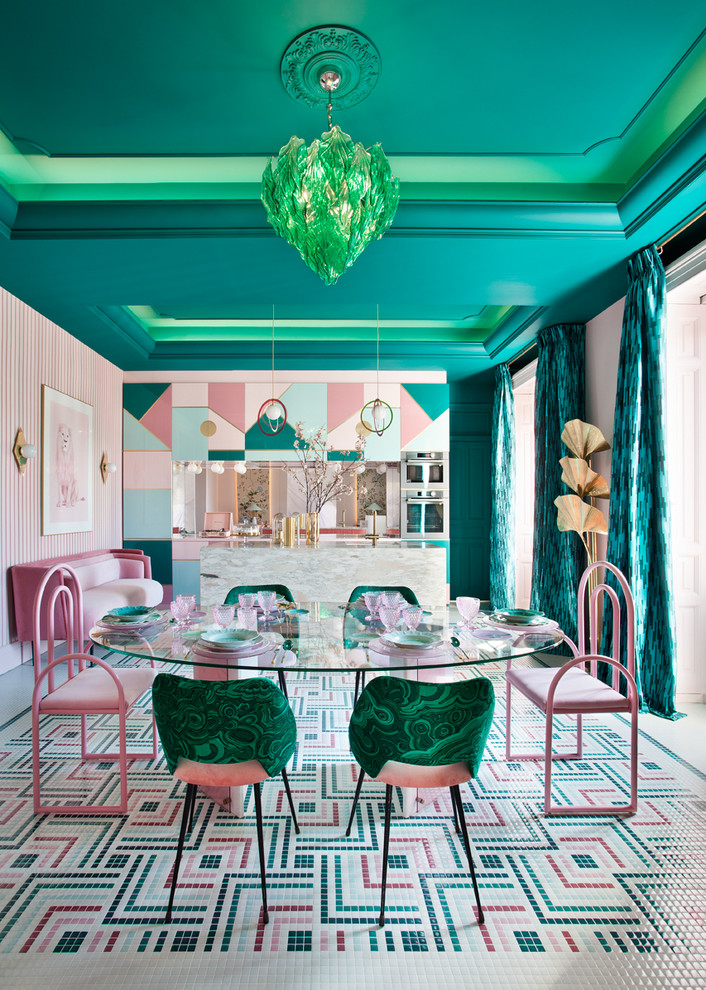 Cette photo montre une très grande salle à manger ouverte sur la cuisine éclectique avec un mur rose et un sol multicolore.