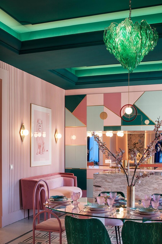 Ispirazione per un'ampia sala da pranzo aperta verso la cucina boho chic con pareti rosa e pavimento multicolore