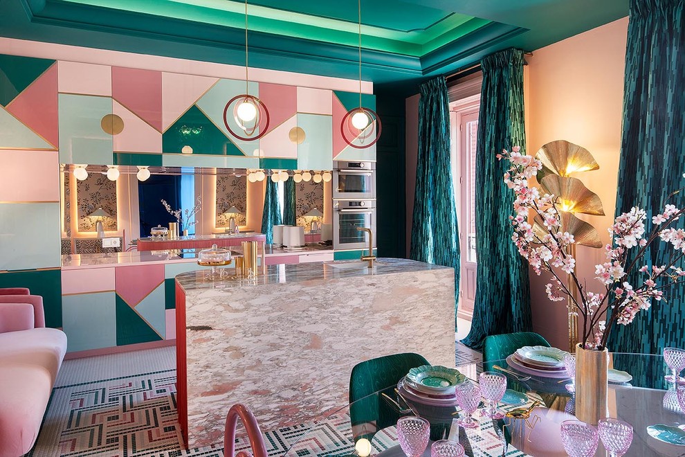 Geräumige Eklektische Wohnküche mit rosa Wandfarbe und buntem Boden in Madrid