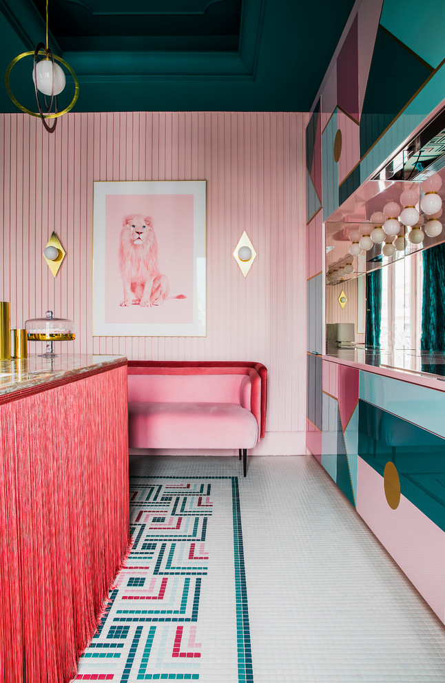 Immagine di un'ampia sala da pranzo aperta verso la cucina boho chic con pareti rosa e pavimento multicolore