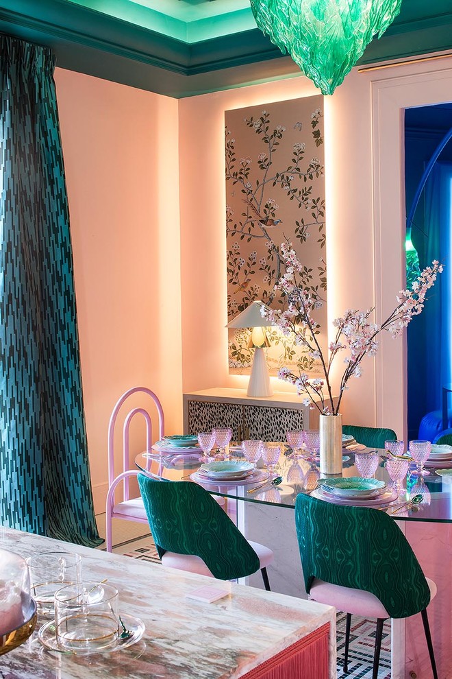 Immagine di un'ampia sala da pranzo aperta verso la cucina eclettica con pareti rosa e pavimento multicolore