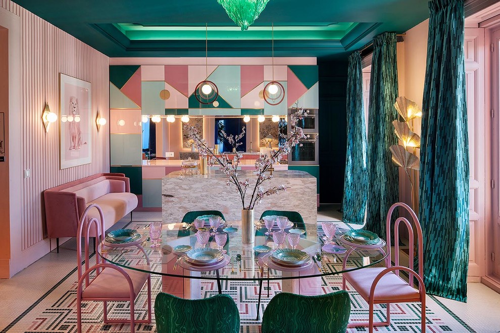 Идея дизайна: огромная кухня-столовая в стиле фьюжн с розовыми стенами и разноцветным полом