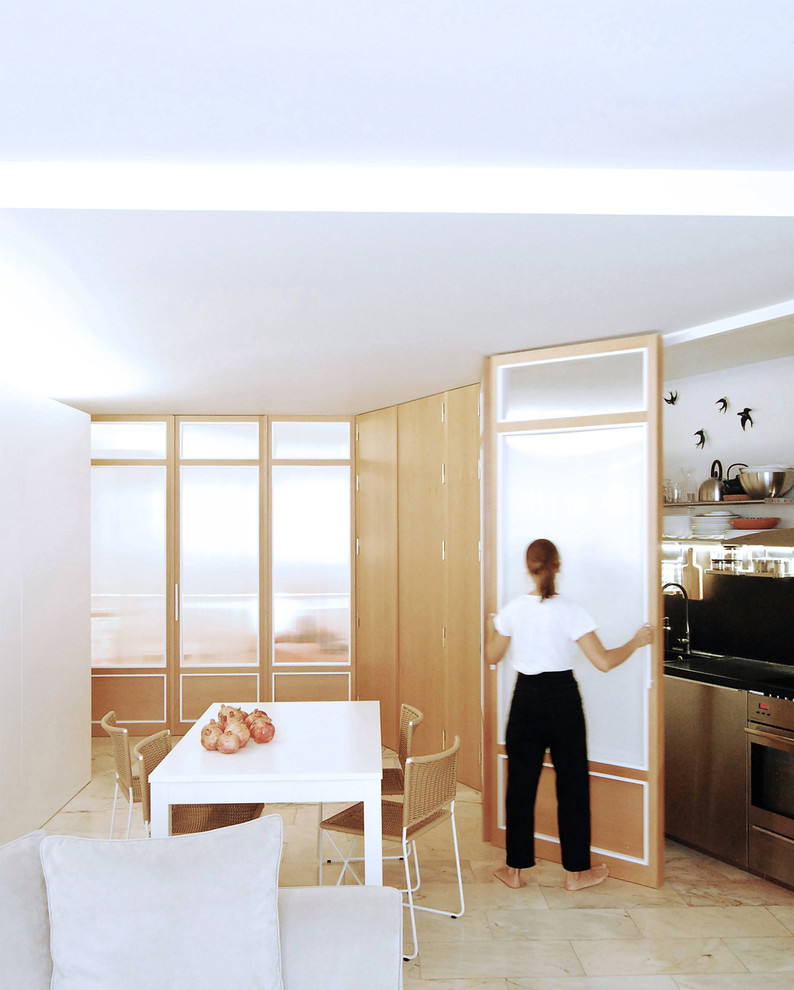 Стильный дизайн: гостиная-столовая среднего размера в современном стиле с белыми стенами, мраморным полом и розовым полом без камина - последний тренд