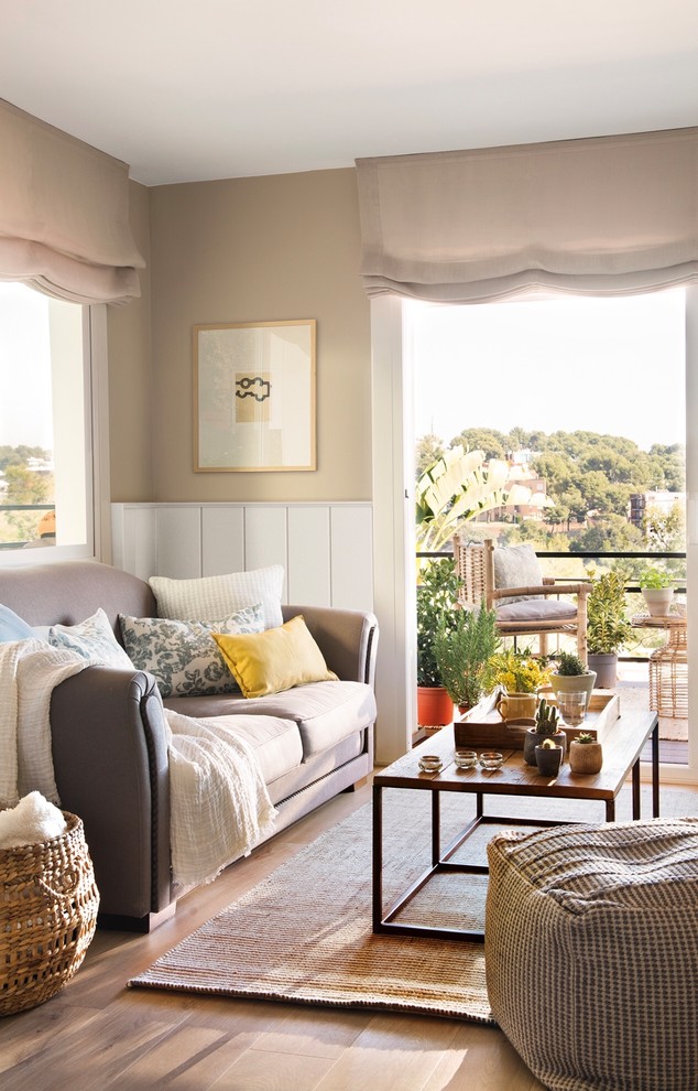 Foto di una piccola sala da pranzo aperta verso il soggiorno mediterranea con pareti beige, parquet chiaro e pavimento beige