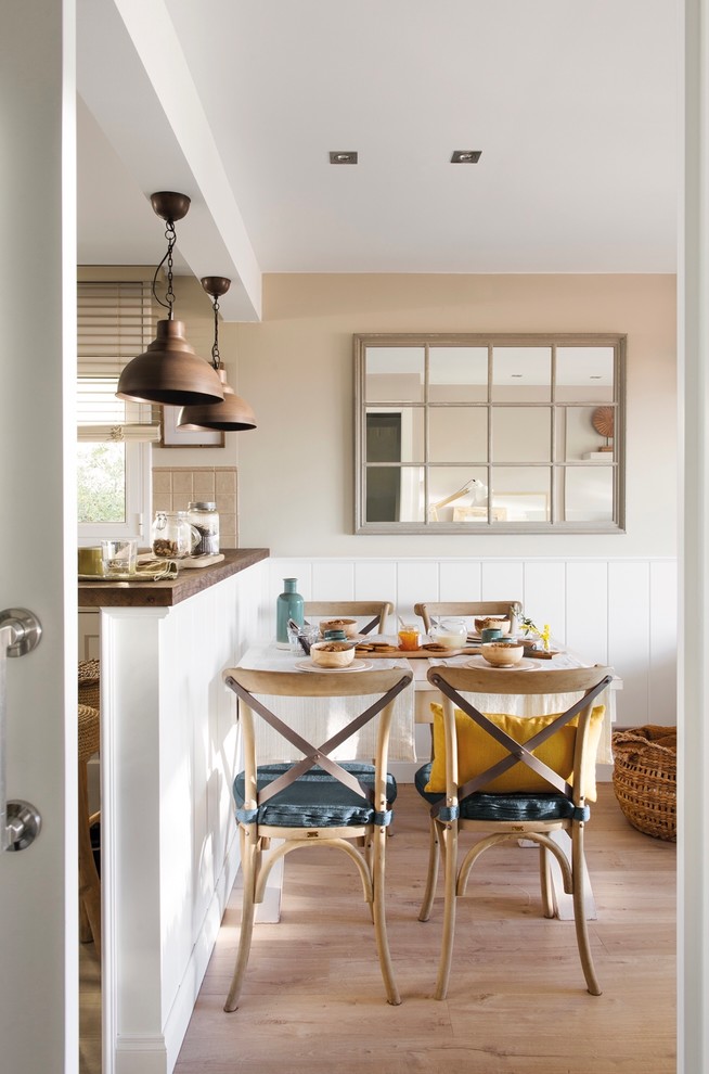 Aménagement d'une petite salle à manger ouverte sur le salon méditerranéenne avec un mur beige, parquet clair et un sol beige.