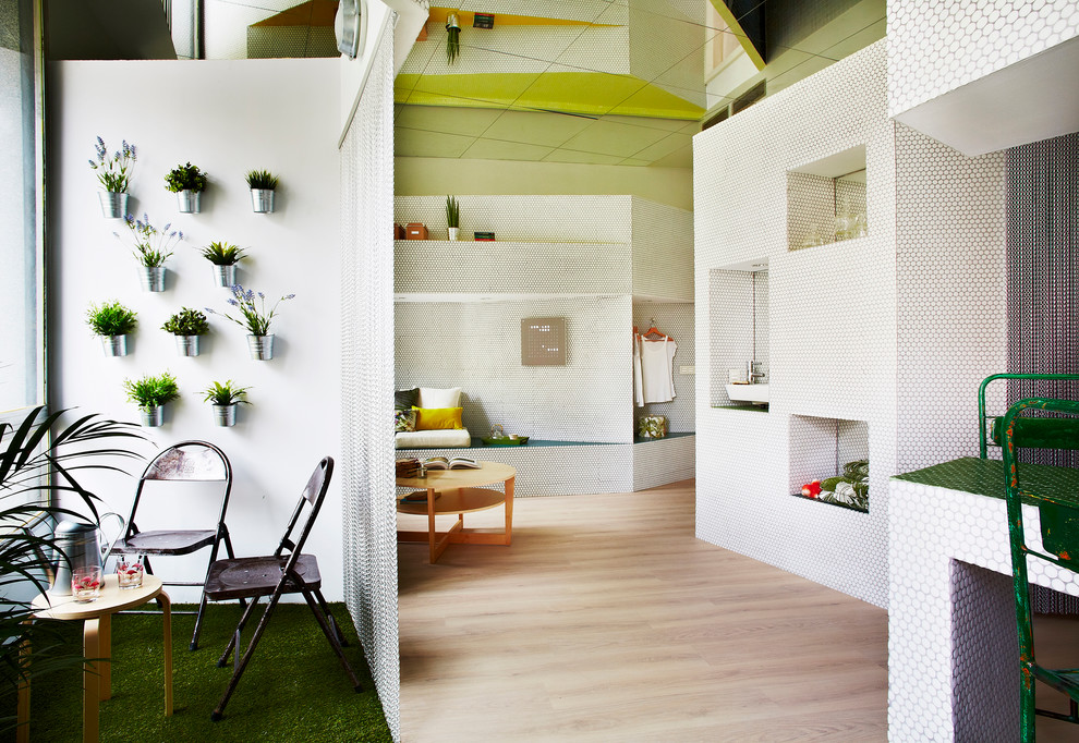 Inspiration pour une salle à manger ouverte sur le salon bohème de taille moyenne avec un mur blanc, parquet clair et aucune cheminée.