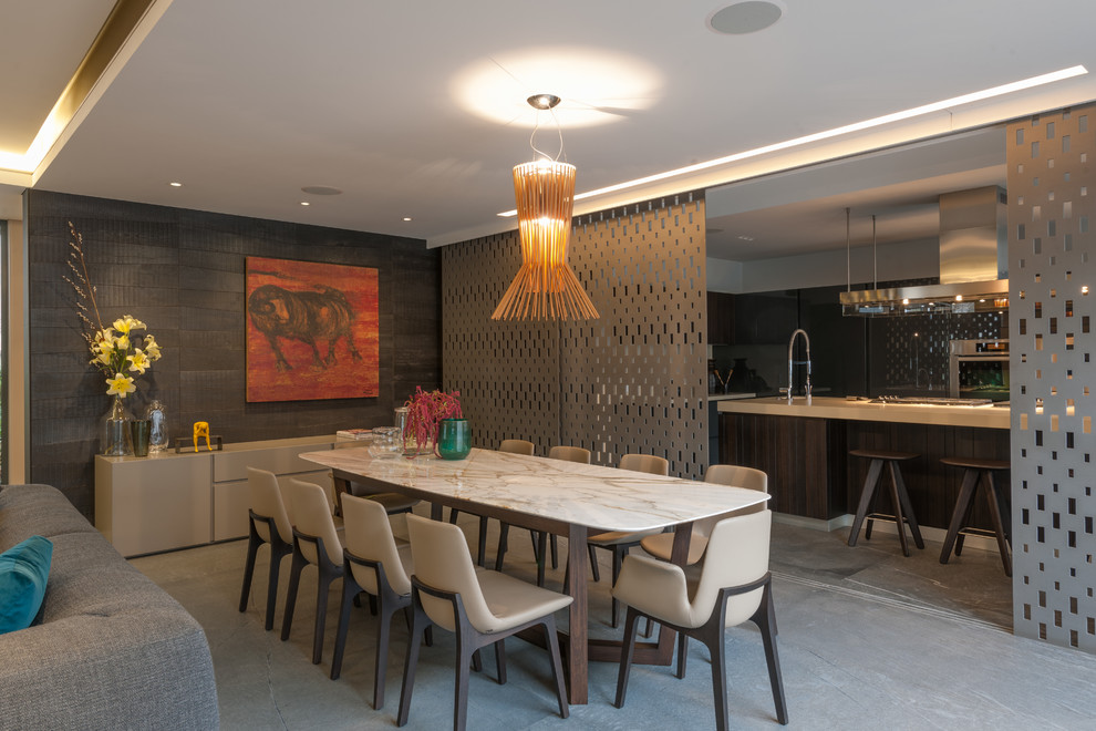 Стильный дизайн: гостиная-столовая в современном стиле с серыми стенами и бетонным полом - последний тренд