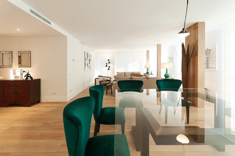 Offenes, Großes Modernes Esszimmer ohne Kamin mit weißer Wandfarbe und braunem Holzboden in Madrid