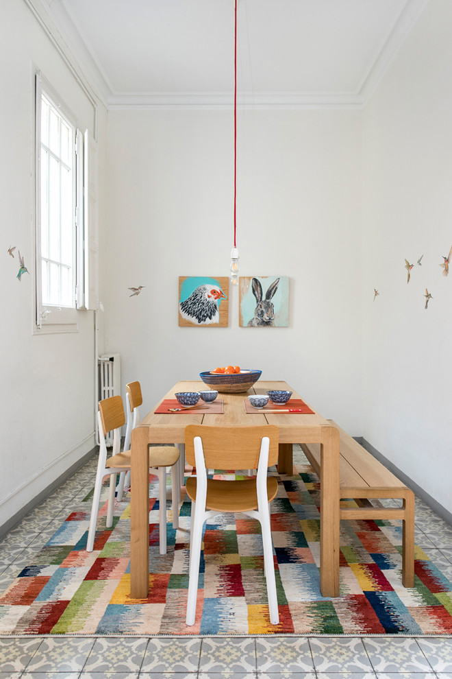 Imagen de comedor contemporáneo de tamaño medio cerrado con paredes blancas, suelo multicolor y suelo de baldosas de cerámica