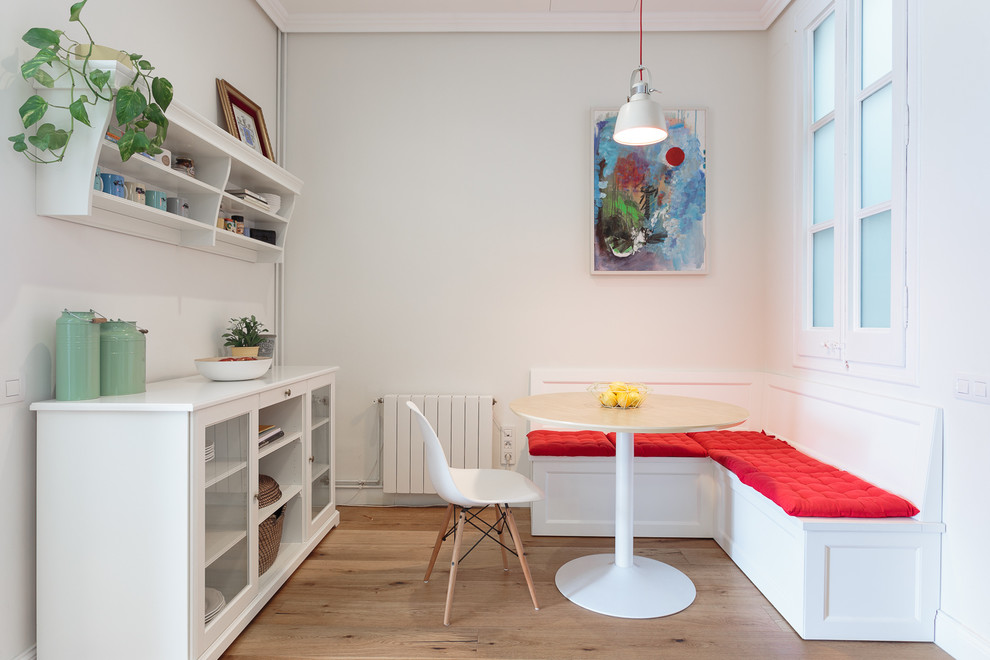 Esempio di una piccola sala da pranzo aperta verso il soggiorno chic con pareti bianche, pavimento in legno massello medio e nessun camino