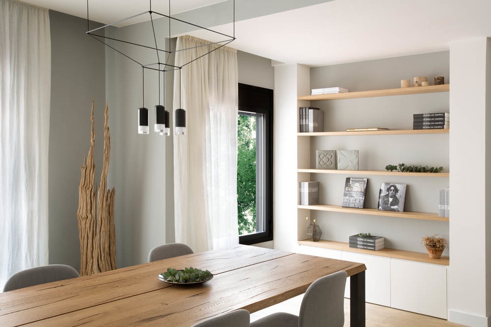 Идея дизайна: столовая среднего размера в современном стиле с серыми стенами и светлым паркетным полом без камина