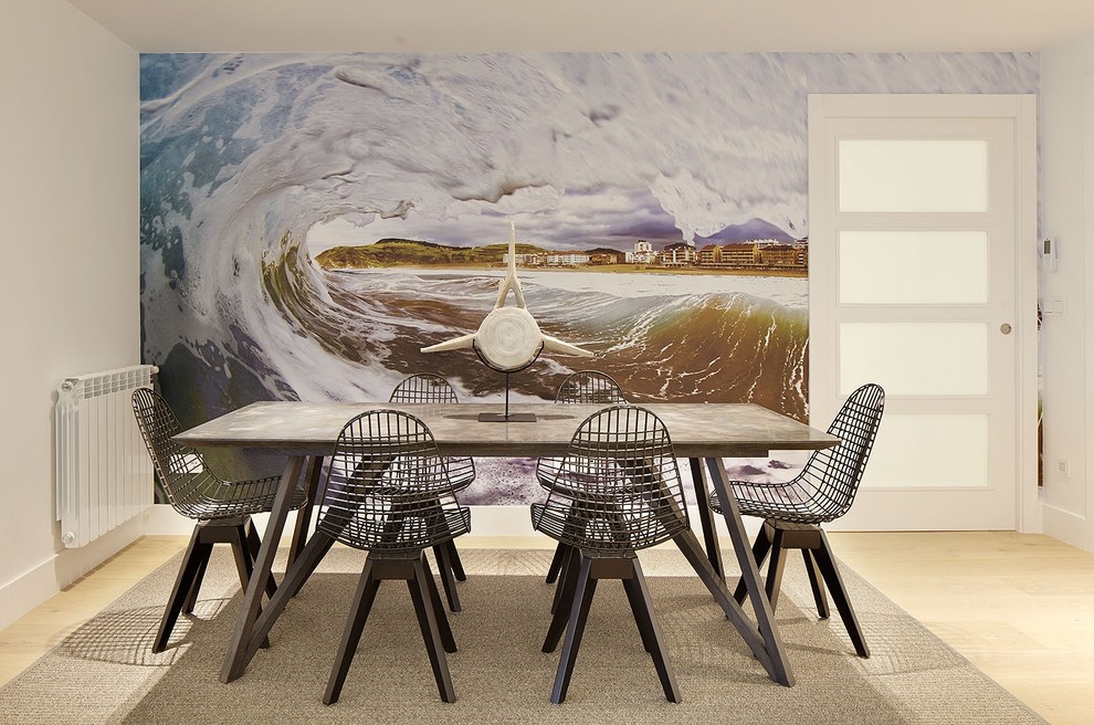 Immagine di una sala da pranzo aperta verso il soggiorno stile marinaro di medie dimensioni con parquet chiaro, nessun camino e pareti multicolore