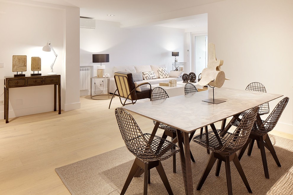 Свежая идея для дизайна: гостиная-столовая среднего размера в средиземноморском стиле с светлым паркетным полом без камина - отличное фото интерьера