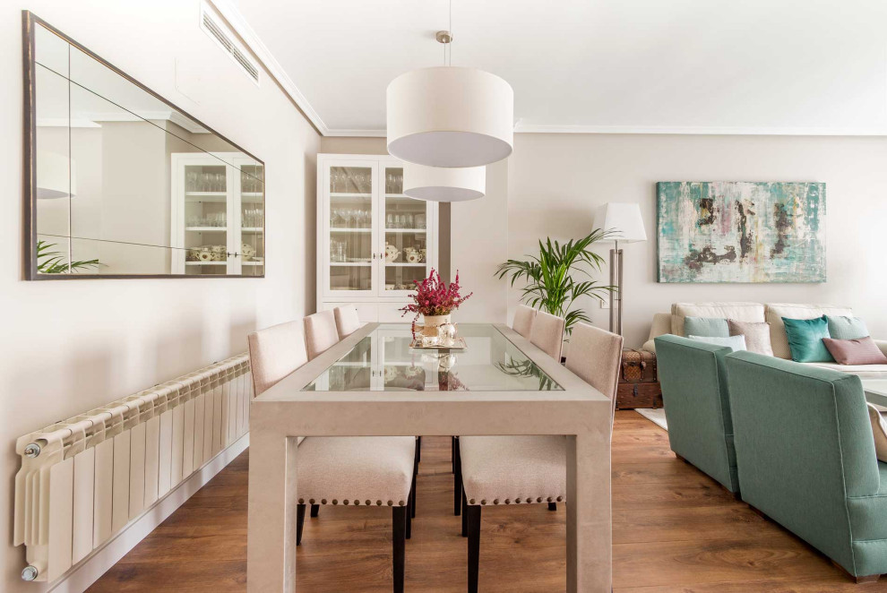 Свежая идея для дизайна: гостиная-столовая среднего размера в стиле неоклассика (современная классика) с серыми стенами, паркетным полом среднего тона и коричневым полом - отличное фото интерьера