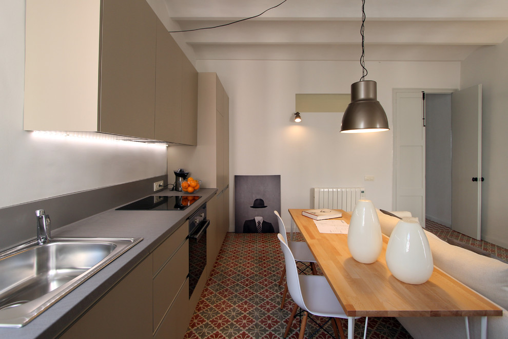 На фото: кухня-столовая среднего размера в современном стиле с белыми стенами и полом из керамической плитки без камина с