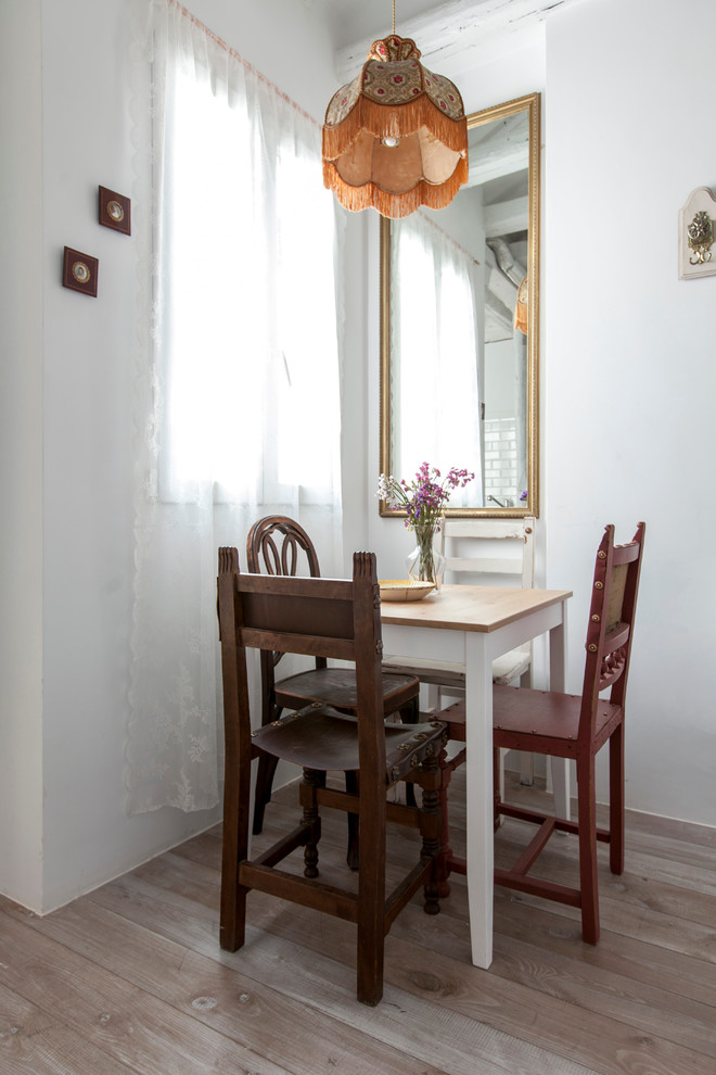 Cette photo montre une salle à manger ouverte sur le salon éclectique de taille moyenne avec un mur blanc, un sol en bois brun et aucune cheminée.