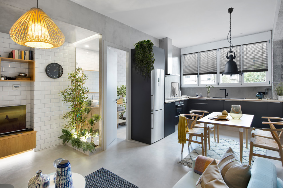 Стильный дизайн: гостиная-столовая среднего размера в современном стиле с серыми стенами, бетонным полом и серым полом без камина - последний тренд