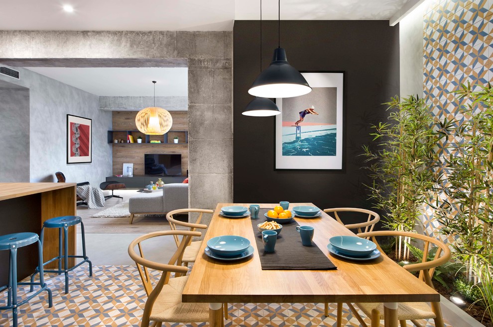 Inspiration pour une salle à manger ouverte sur la cuisine urbaine de taille moyenne avec un mur multicolore, un sol en carrelage de céramique, aucune cheminée et un sol multicolore.