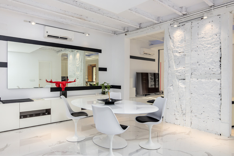 Imagen de comedor contemporáneo con paredes blancas y suelo blanco