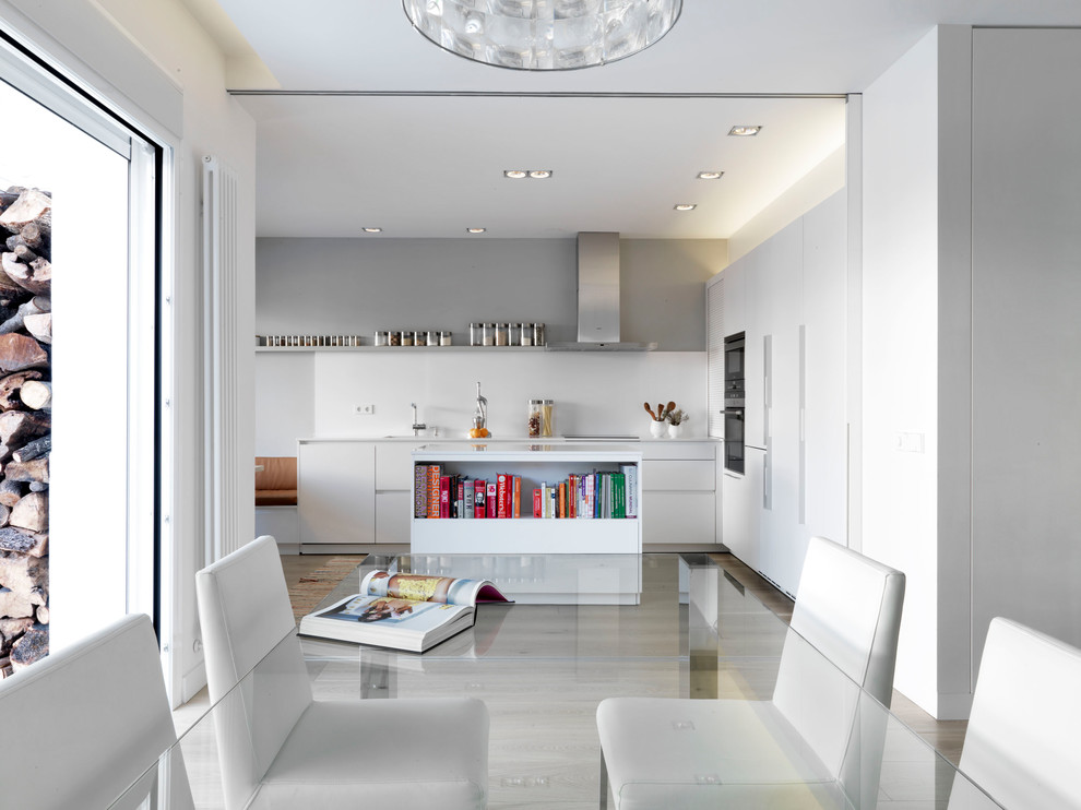 Imagen de comedor de cocina contemporáneo de tamaño medio con paredes blancas y suelo de madera clara