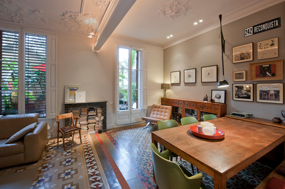Стильный дизайн: гостиная-столовая среднего размера в стиле ретро с серыми стенами и полом из керамической плитки без камина - последний тренд