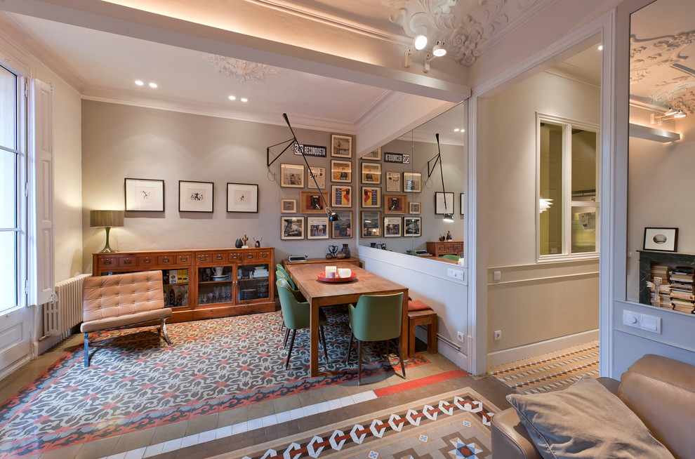 Foto di una sala da pranzo aperta verso il soggiorno moderna di medie dimensioni con pareti beige, pavimento con piastrelle in ceramica e nessun camino