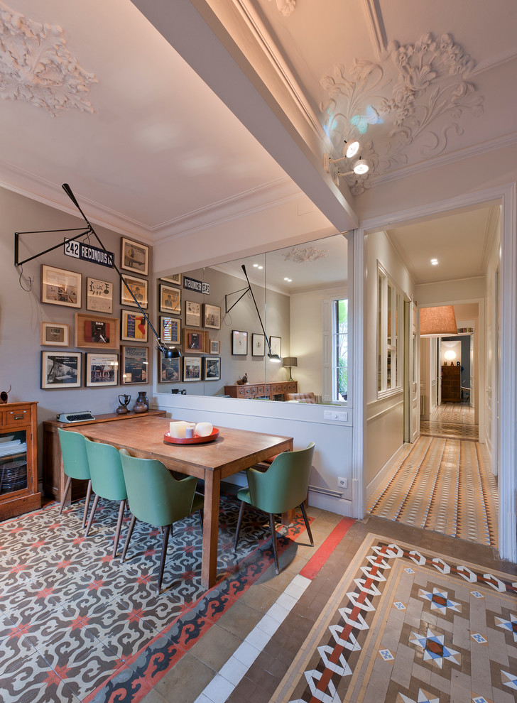 Ispirazione per una sala da pranzo aperta verso il soggiorno minimalista di medie dimensioni con pareti beige, pavimento con piastrelle in ceramica e nessun camino
