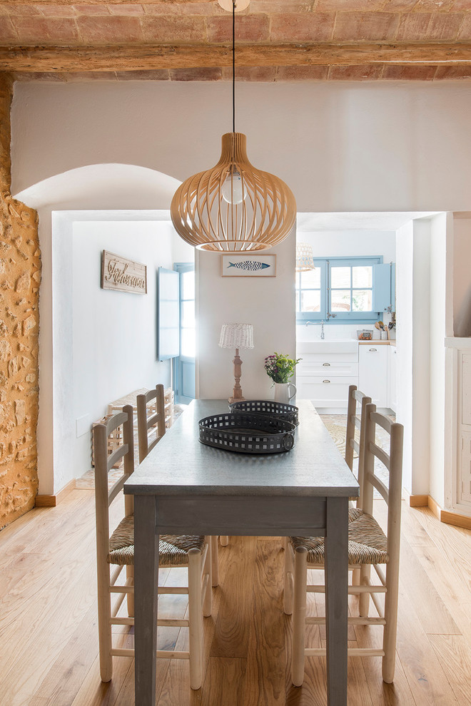 Esempio di una sala da pranzo mediterranea