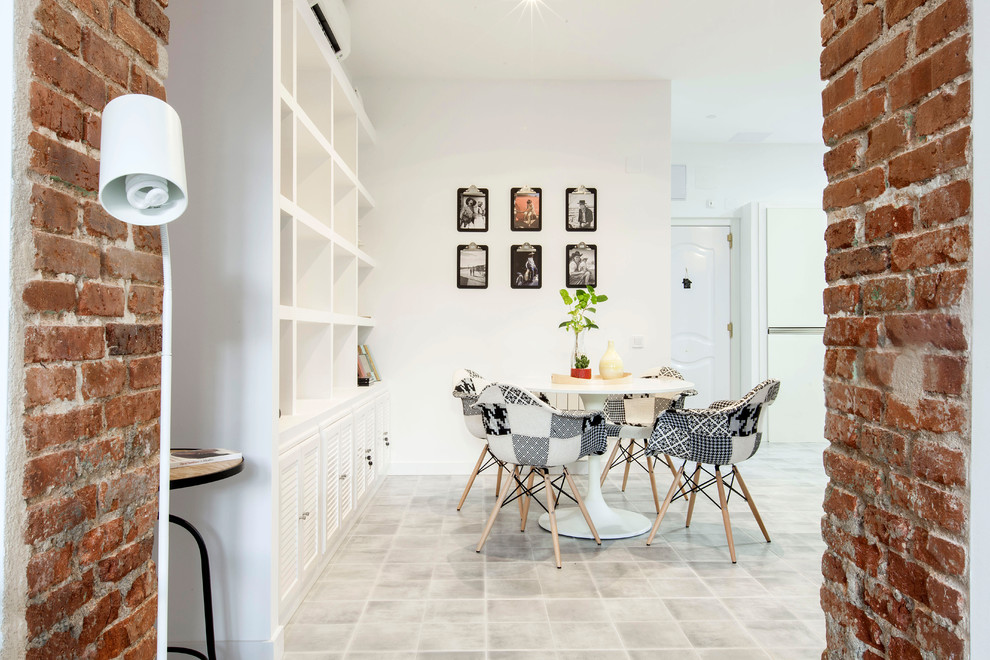 Immagine di una sala da pranzo aperta verso il soggiorno bohémian di medie dimensioni con pareti bianche, pavimento con piastrelle in ceramica e nessun camino