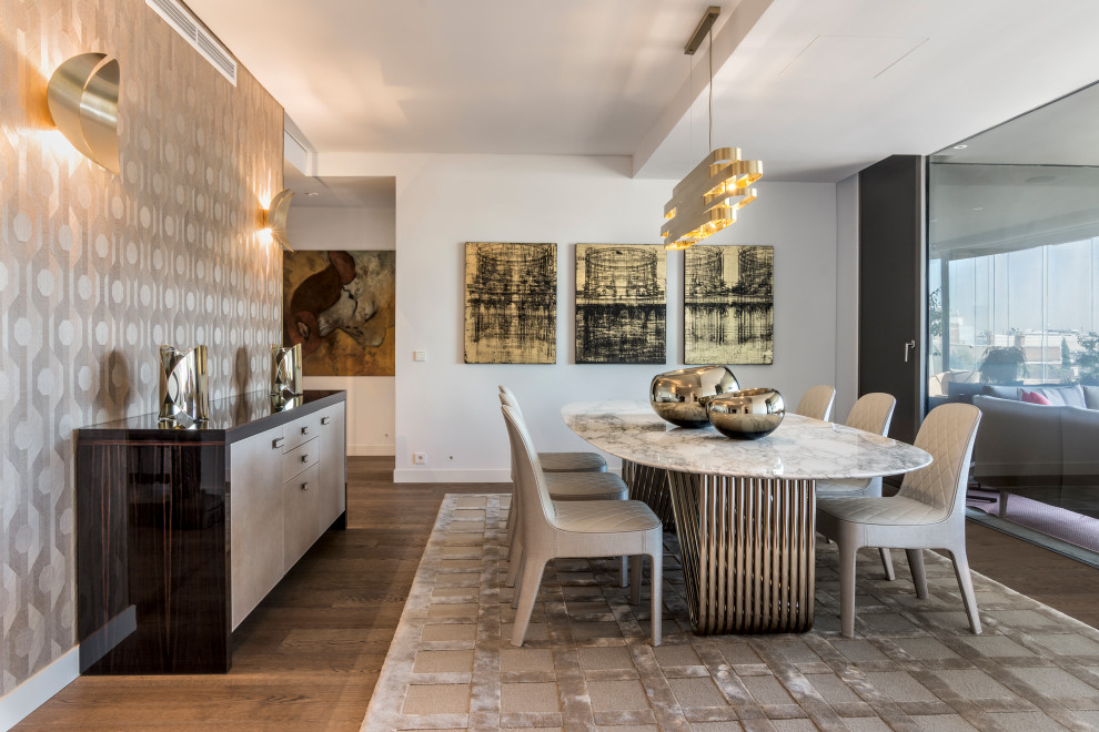 Imagen de comedor contemporáneo con paredes blancas, suelo de madera en tonos medios, suelo marrón, papel pintado y alfombra
