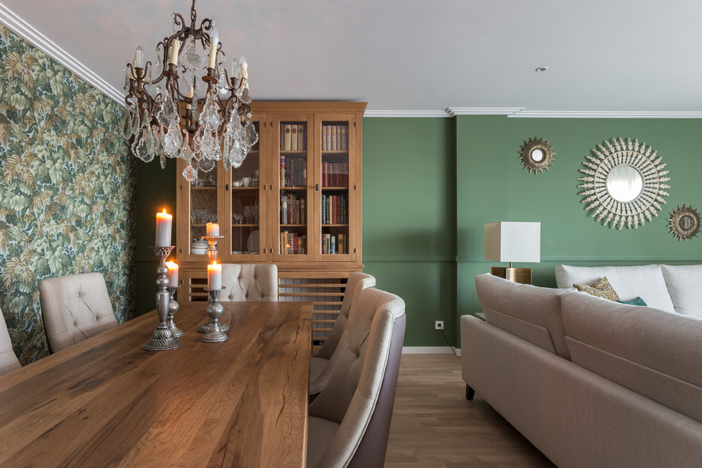 バルセロナにあるお手頃価格の中くらいなラスティックスタイルのおしゃれなLDK (緑の壁、淡色無垢フローリング、吊り下げ式暖炉、木材の暖炉まわり、ベージュの床) の写真