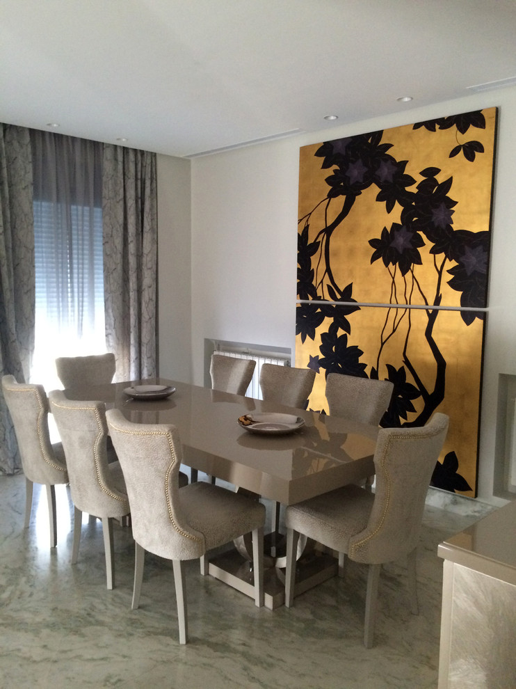 Inspiration pour une salle à manger ouverte sur le salon traditionnelle de taille moyenne avec un mur beige, un sol en carrelage de porcelaine et aucune cheminée.