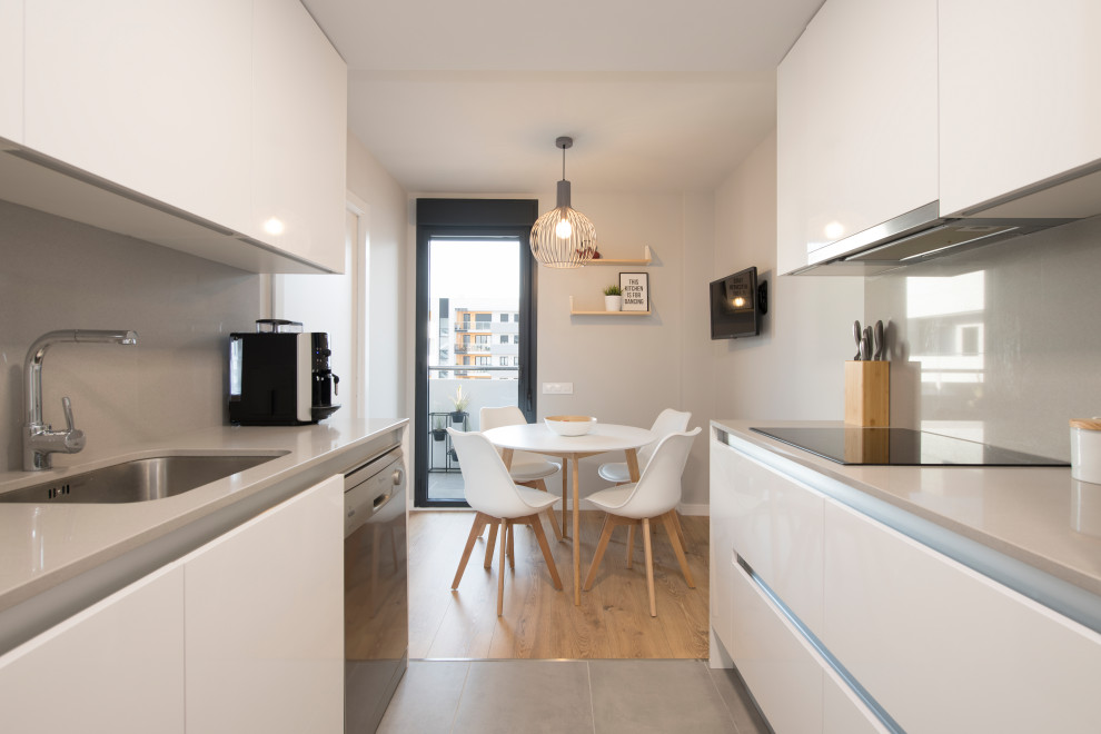 Inspiration för ett mellanstort minimalistiskt kök med matplats, med vita väggar, klinkergolv i porslin och grått golv